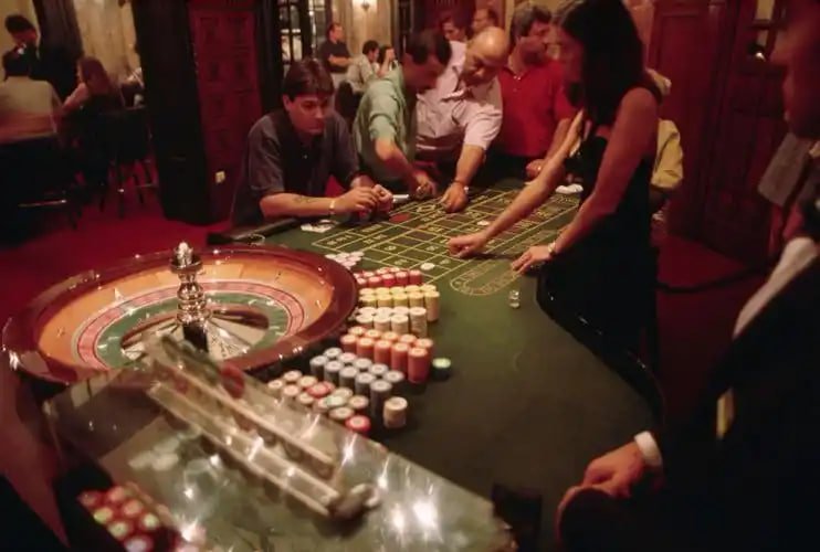 Meja Bandar Poker 368mega menampilkan kartu pemain, pot, dan dealer netral